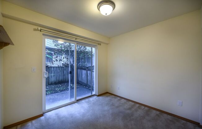 Well-maintained 3 bedrooms 2.5 bath townhouse located in the heart of Lake City/Northgate