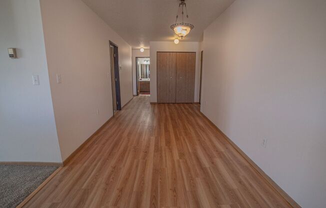3 beds, 1 bath, 1,070 sqft, $965, Unit 1414-201