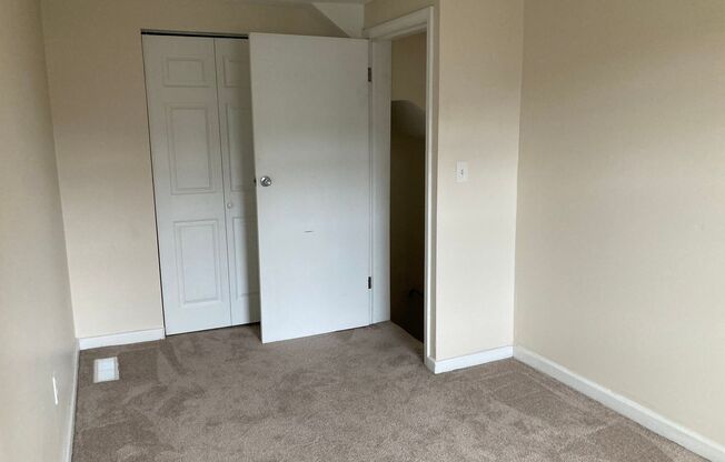 2 beds, 1 bath, 1,087 sqft, $1,600