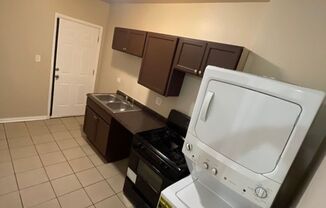 2 beds, 1 bath, $1,450, Unit 1639#1E