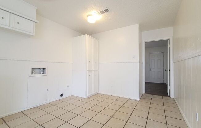 3 beds, 1.5 baths, 1,082 sqft, $800, Unit A