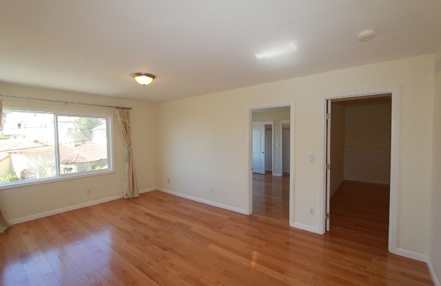 4 Bedroom Mid-Century Oakmore Property With View of Bay