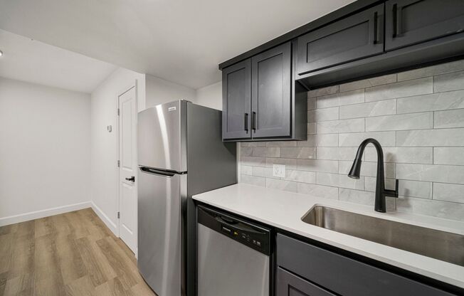 1 bed, 1 bath, 660 sqft, $885, Unit The Elms by ONYX #16