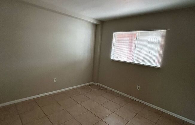 2 beds, 2 baths, 860 sqft, $1,350, Unit 4009 SE 11th Ave #105