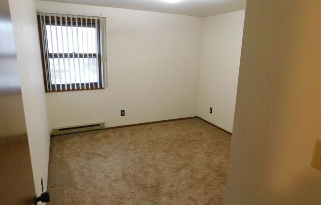 2 beds, 1 bath, $815, Unit 30-102