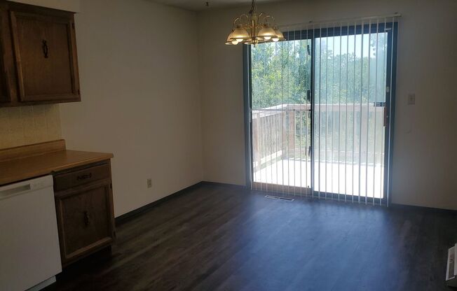 2 beds, 1 bath, 1,326 sqft, $900