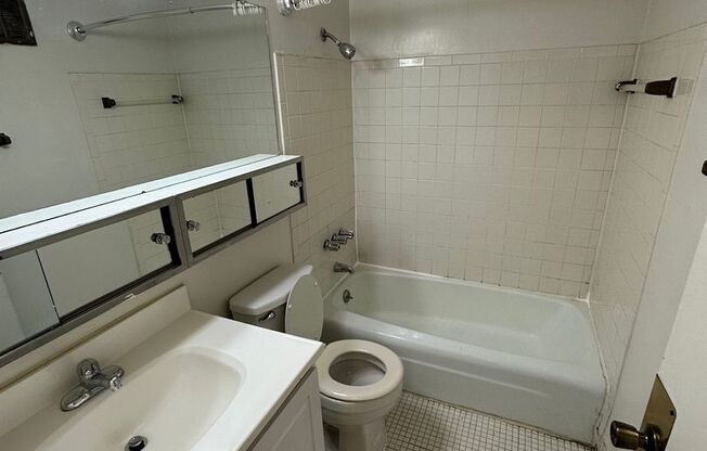 2 beds, 1 bath, $1,395, Unit 216