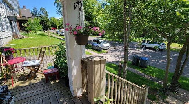 3 beds, 1 bath, 1,400 sqft, $1,600