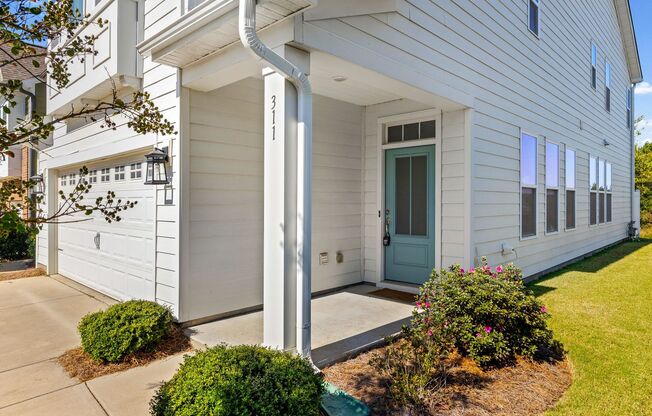 Gorgeous 3-bed 2.5 bath end unit Townhome in Paddlers Cove of Lake Wylie!
