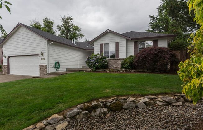 Lovely Single Level Gresham Home - 4 Bedrooms 2 Baths , 1,936 Sq. Ft.
