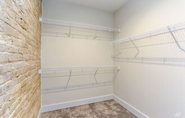 1 bed, 1 bath, 870 sqft, $1,905, Unit 211
