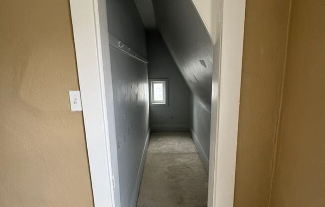 3 beds, 1 bath, $1,100