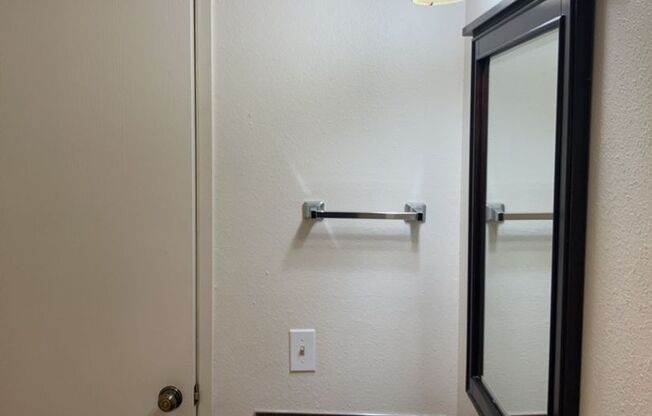 2 beds, 1 bath, 784 sqft, $1,895, Unit 11