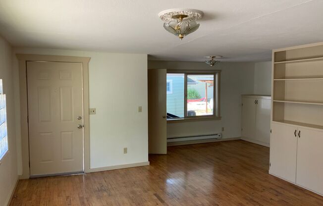 2 beds, 1 bath, $1,395, Unit 196 N Jefferson St.