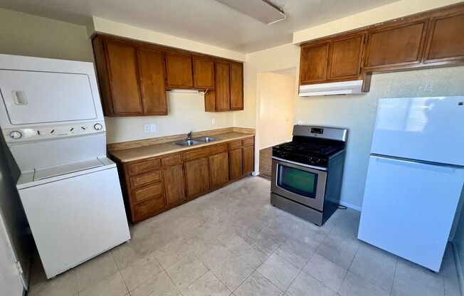 2 beds, 1 bath, 702 sqft, $795, Unit A