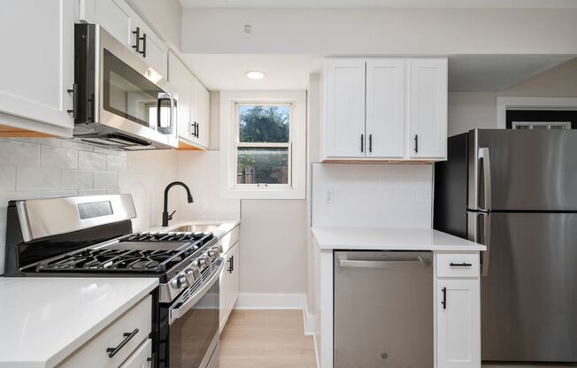 SCORE $500 OFF 1ST MONTH OF RENT THRU 7/31! Stunning 3 bedroom home in Ambridge available now!