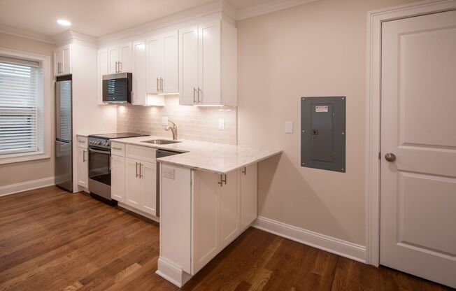 Studio, 1 bath, 380 sqft, $1,995, Unit 212