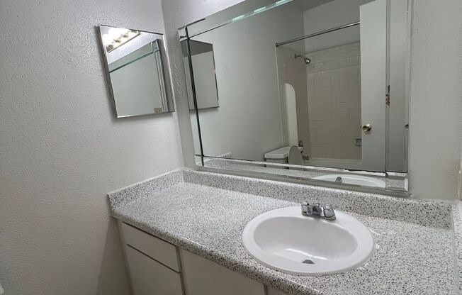 2 beds, 2 baths, 1,000 sqft, $1,275, Unit 1006