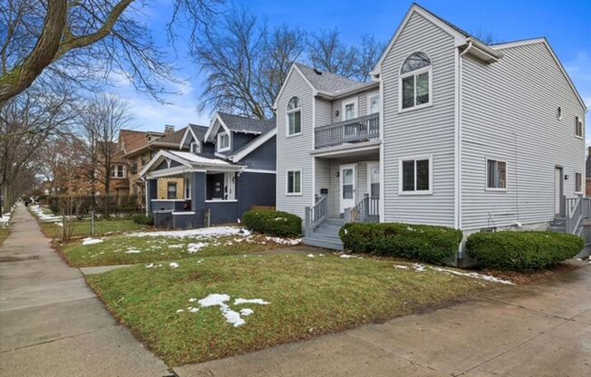 3059-61 N Downer Ave