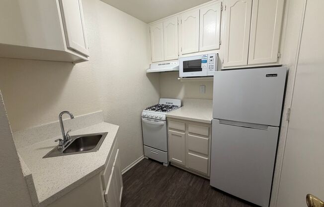 Studio, 1 bath, 400 sqft, $1,910, Unit 4911B