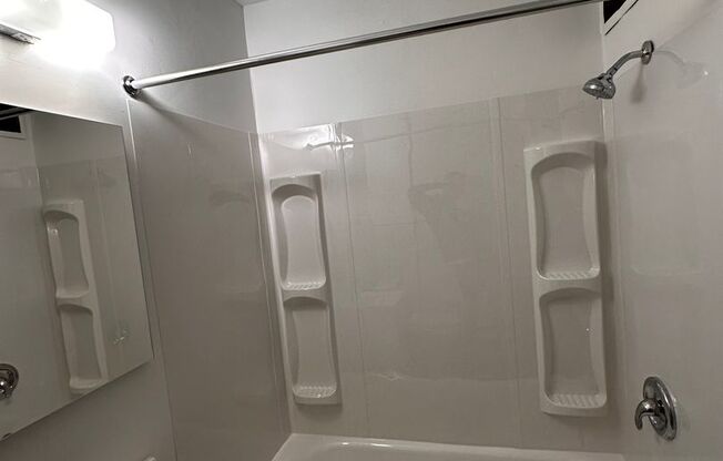Studio, 1 bath, 429 sqft, $1,300, Unit Unit 105