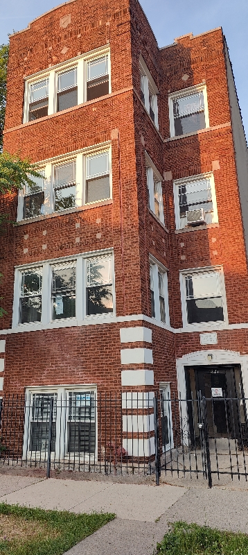 1221 S AVERS