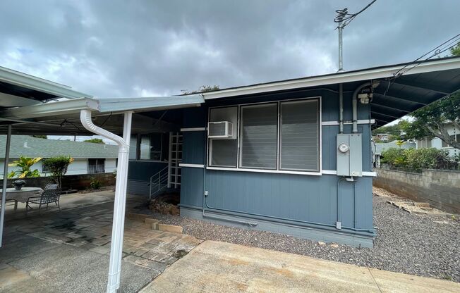 Renovated 3 bedrooms, 2 baths unit (Duplex) w/2 open parking stalls - Avail now