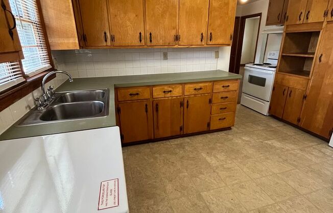 2 beds, 1 bath, 903 sqft, $1,250, Unit B-8