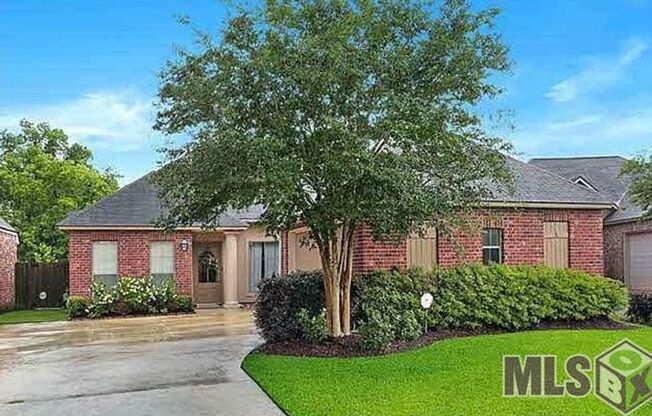 3 Bedroom House with Community Pool