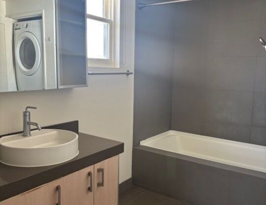 1 bed, 1 bath, 830 sqft, $2,700, Unit 530