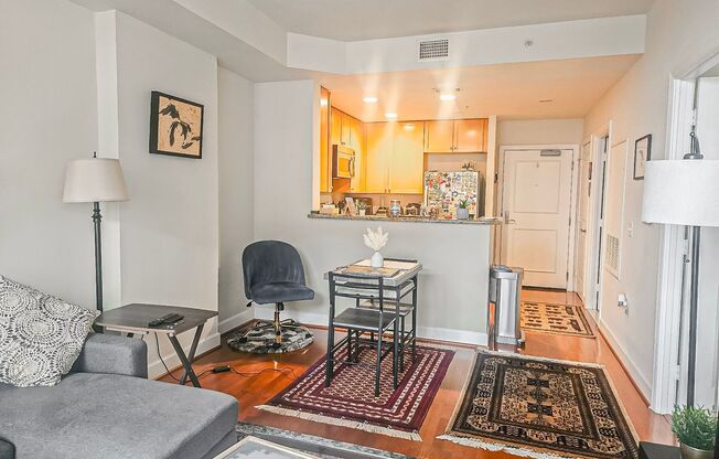 Modern and Sun-filled 1 Bed 1 Bath Condo In Vibrant Eclipse on Center Park