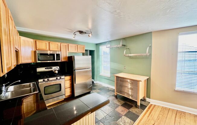 2 beds, 1 bath, $2,500