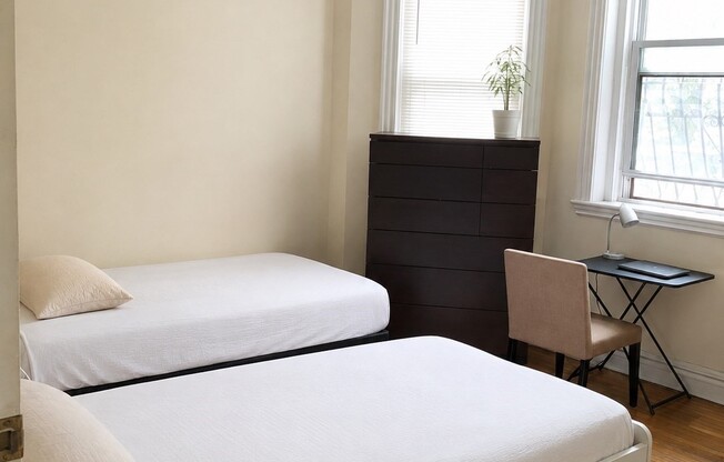 3 beds, 1 bath, 700 sqft, $2,800, Unit 2