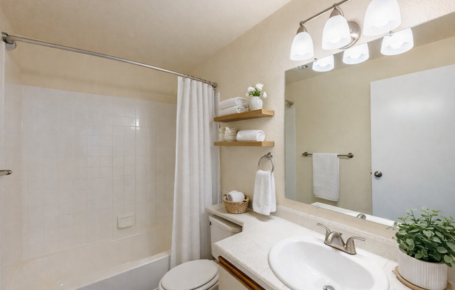 2 beds, 2 baths, 912 sqft, $1,995