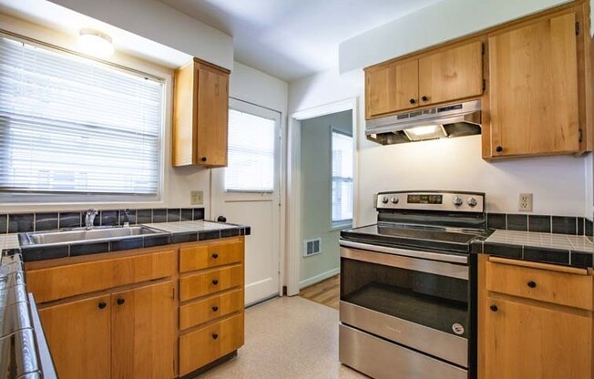 2 beds, 1 bath, $1,900