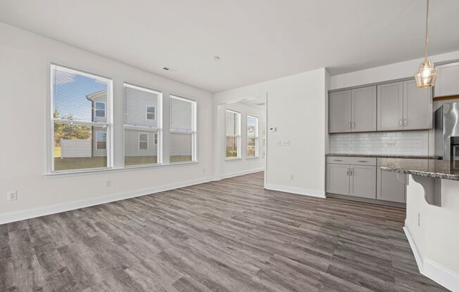 Gorgeous 3-bed 2.5 bath end unit Townhome in Paddlers Cove of Lake Wylie!