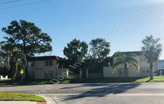 2 beds, 1 bath, $1,250, Unit 10