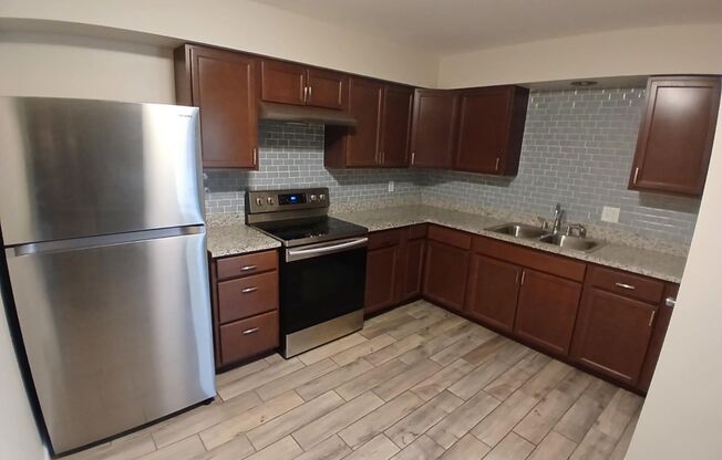 2 beds, 1 bath, $975, Unit 9