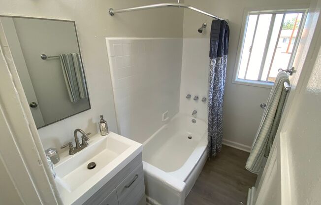 2 beds, 1 bath, $2,295, Unit 623 W Pomona Blvd, Unit B