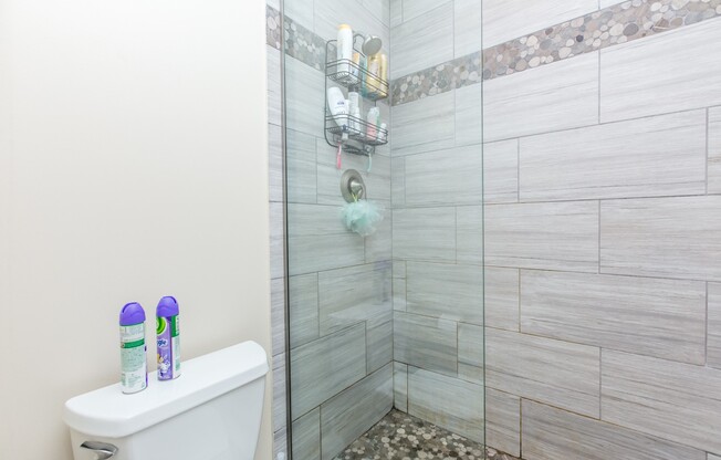 HUGE 4bed/2bath Condo Quality GARDEN unit in Wicker Park! Central Air! In-Unit Laundry!