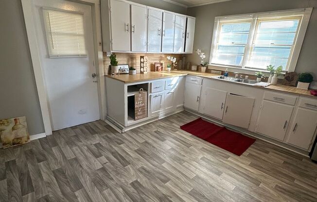 2 Bed House w/ Wooden floors, Large Front porch, Central HVAC & Huge yard!
