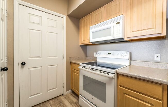 2 beds, 2 baths, $1,350, Unit UNIT 2099