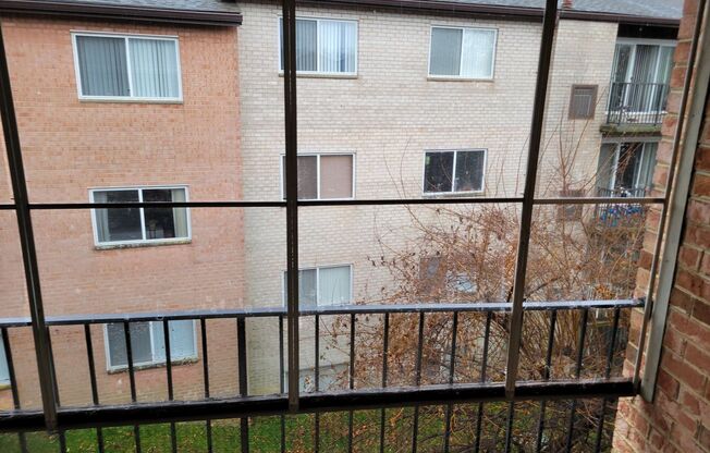 2 beds, 1 bath, $1,895, Unit (#302)