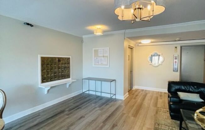Myers Park Condo, Move-In Ready! All utilities included!