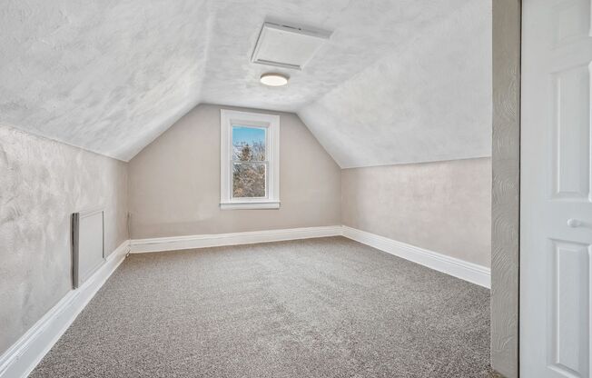 Updated 3 bedroom in Elliot Minutes from the West End Overlook!