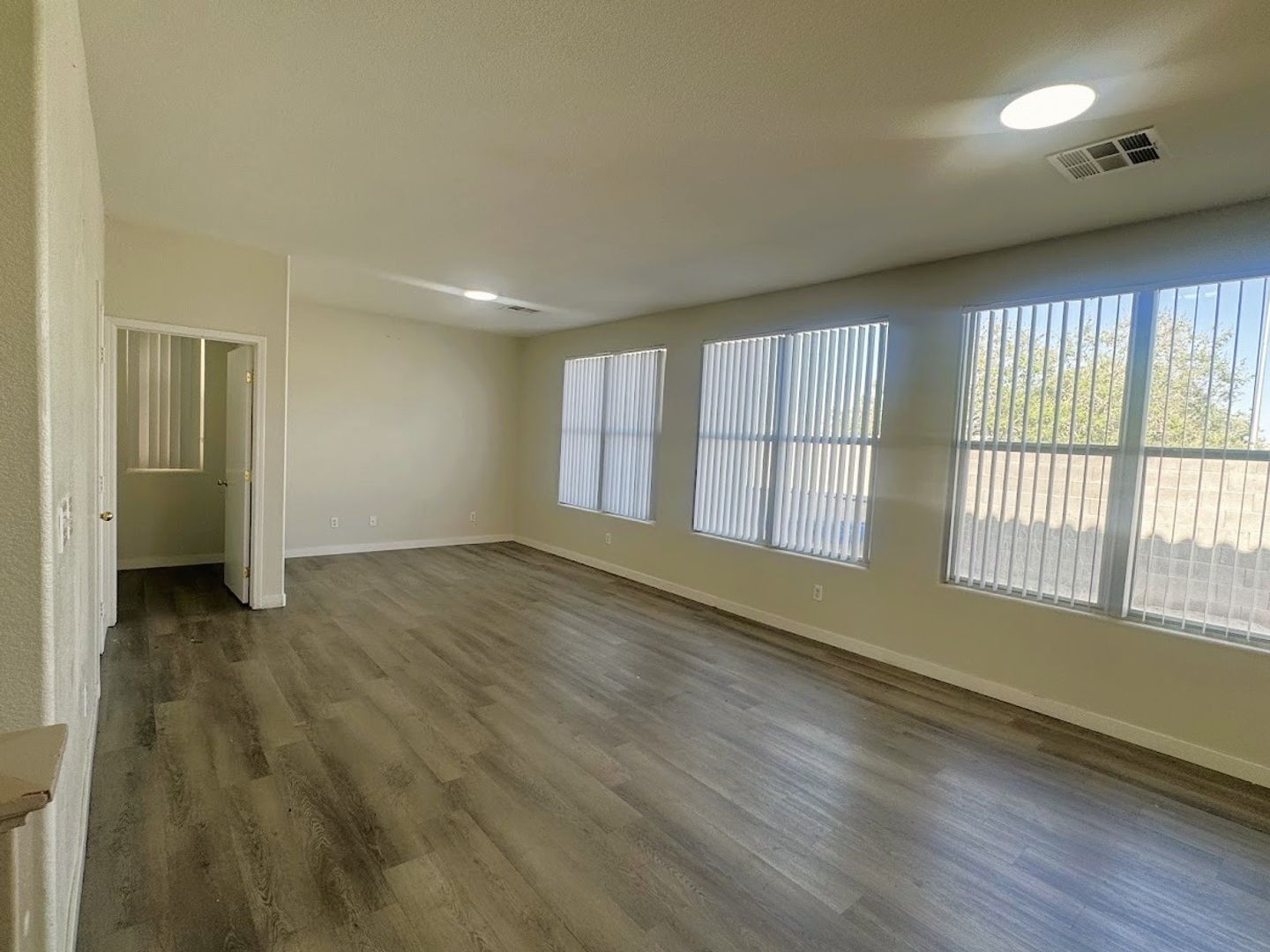 A SPACIOUS 2 STORY 4 BEDROOM 2.5 BATHROOM HOME LOCATED WITHIN THE GATED COMMUNITY OF CACTUS SPRINGS NEARBY MANY SHOPPING CENTERS AND NEAR THE 215. A MUST SEE!!