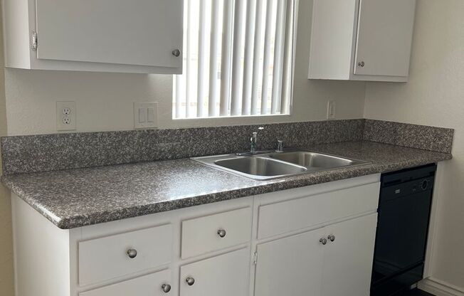 2 beds, 1 bath, 750 sqft, $2,100, Unit 25