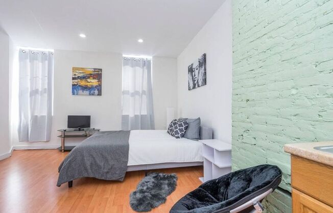 Beautiful studio in south st available Aug  1st