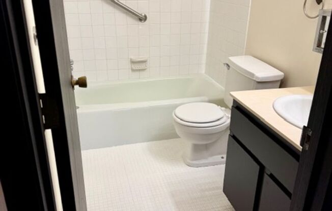 2 beds, 2 baths, 1,050 sqft, $1,250, Unit 7700-104