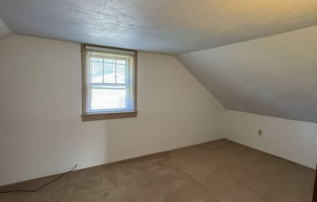 3 beds, 1 bath, 1,016 sqft, $1,495